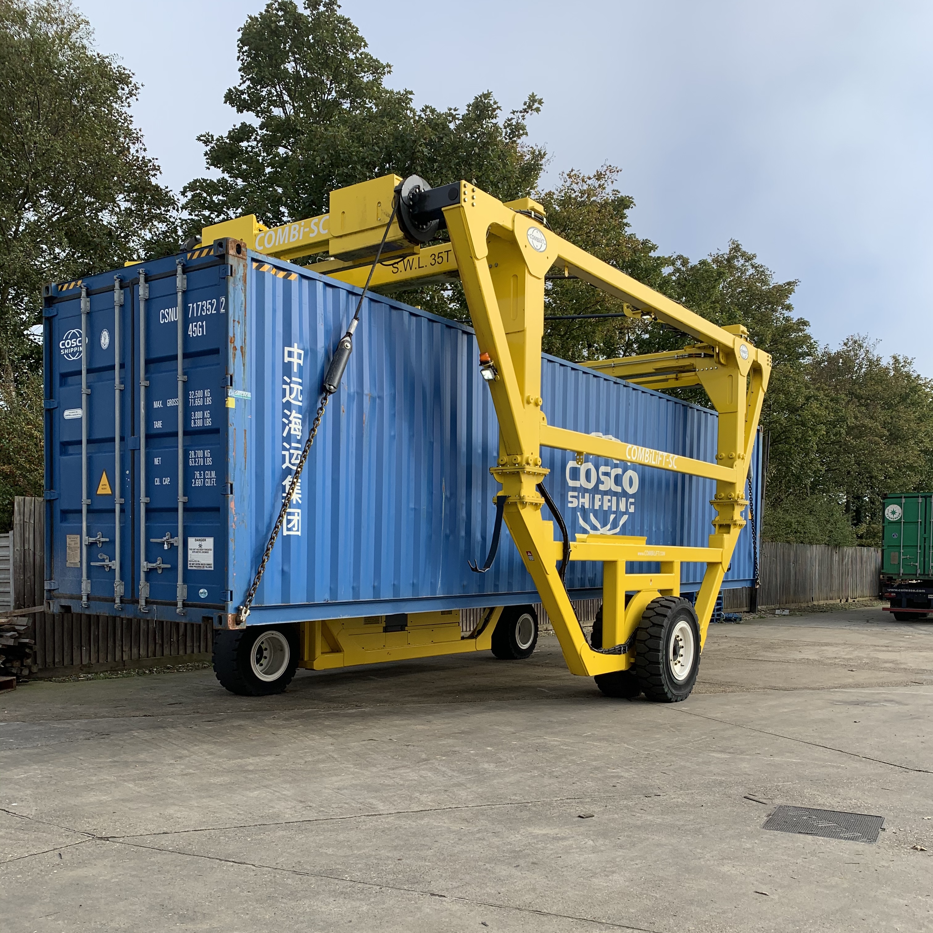 Container lifter with container airborne